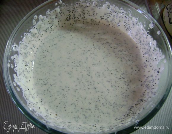 Яичные белки взбить с сахаром до пиков, затем аккуратно по чайной ложке ввести творог, не прекращая взбивать. Также ввести мак. 