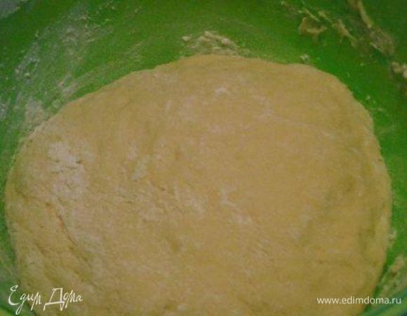 Муку просеять в миску, сделать углубление, разбить в него яйцо, посолить, добавить сливки и воду. Замесить тесто и дать ему отдохнуть  не менее получаса, оно получается нежное и вкусное.  У меня сливки домашние и очень жирные, поэтому я добавляла воду, Вы можете использовать молоко. 
(Хорошо приготовить тесто вечером и на ночь убрать в холодильник, а с утра быстро приготовить вкусный завтрак.)