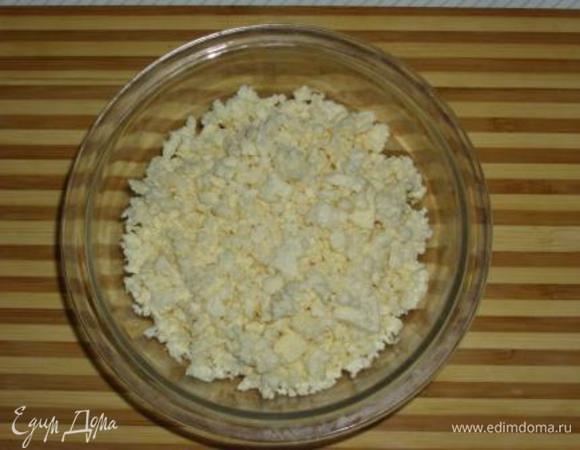 Брынзу размять вилкой, перемешать с желтком, при необходимости подсолить.