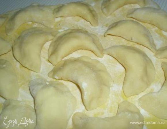 Часть теста сформировать в колбаску, порезать на небольшие кусочки, каждый из которых раскатать в лепешечку. Разложить в каждую по 1 ложке начинки, залепить края и отварить в большом количестве подсоленой воды. 