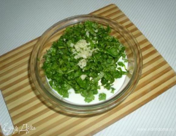 Вареники можно подавать со сметаной или с соусом, который я частенько готовлю - он универсален и очень хорош со свежими овощами, отварным картофелем, кабачковыми оладушками... Готовить его просто: смешать кефир, сметану, измельченную зелень (любую), мелко порубленный чеснок, посолить и поперчить. Впрочем, и без соуса эти вареники тоже  ммм...