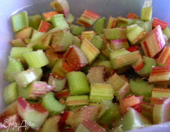 Ревень режем небольшими кусочками. Я его немного пересыпала сахаром и оставила минут на 15, а затем слила выделившийся сок.
