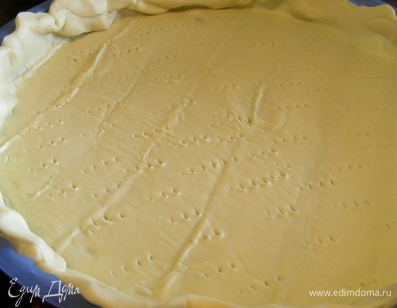 Быстро замешиваем песочное тесто и убираем его в холодильник  минимум на 30 минут. Раскатываем его достаточно тонко и выкладываем в форму для тартов (25-26 см). Слегка прокалываем вилкой.