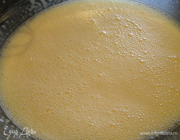 Затем добавляем крем-фреш, молоко, крахмал, все немного взбиваем. 
