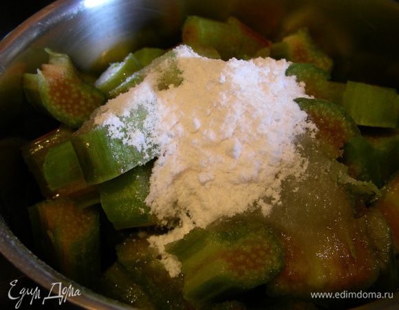 Ревень режем небольшими кусочками, выкладываем в небольшую кастрюлю, добавляем сахар, ванильный сахар и 75 мл воды. Готовим на среднем огне минут 15, под крышкой. Затем взбиваем блендером в пюре.