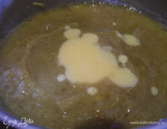 Возвращаем кастрюльку с пюре на огонь, добавляем кукурузную муку, предварительно раваденную в 1/4 стакана воды. Готовим на слабом огне до загустения минут 5. Перекладываем в подходящую посуду и оставляем охлаждаться.