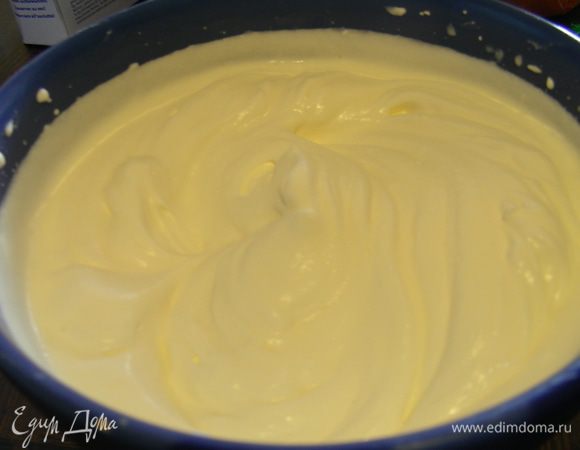 Сливки взбиваем в крепкую пену. Можно добавить в них пару столовых ложек сахарной пудры.
