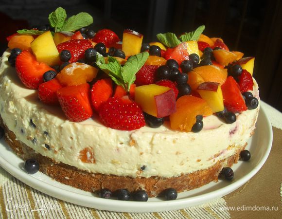 И теперь мы  поместим на поверхность пирога - торта все летнее  настроение,  которое  мы только именем дома: много много ягод!!!Приятного!!!