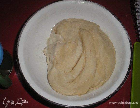 Сначала замешиваем тесто для штруделя.
Смешиваем муку, соль, растительное масло, теплую воду и замешиваем мягкое тесто. Тесто свернуть в шар, обмазать растительный маслом и поставить на 1 час в холодильник.