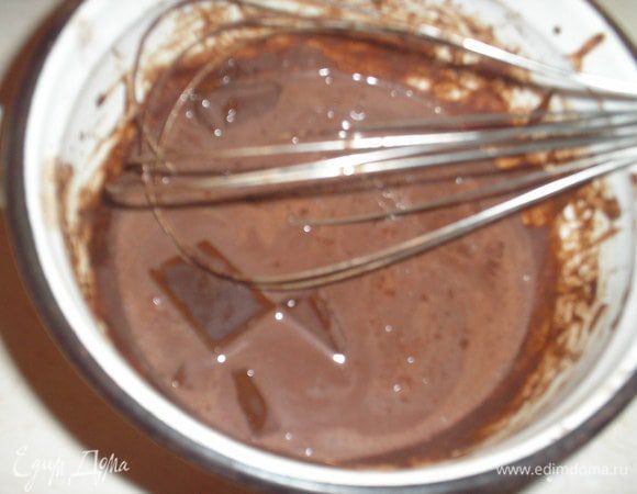 Готовим начинку. Какао смешиваем с молоком в кастрюльке. Ставим на огонь и доводим до кипения, снимаем с огня. Добавляем шоколад и размешиваем до полного растворения шоколада. Даем массе остыть при комнатной температуре.