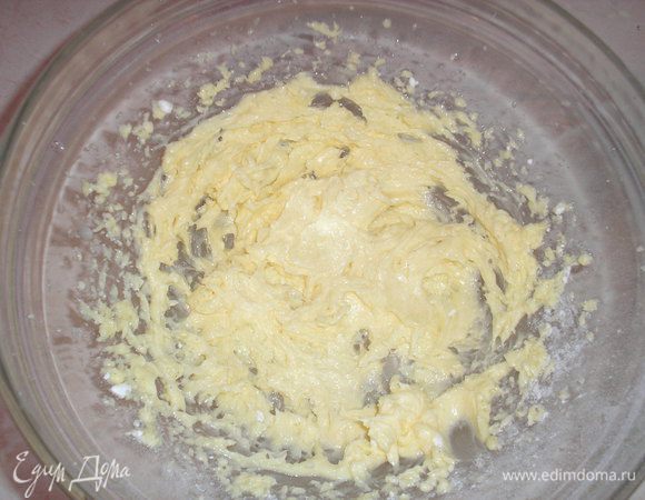 Мягкое масло, ваниль,сахарную  пудру взбиваем.