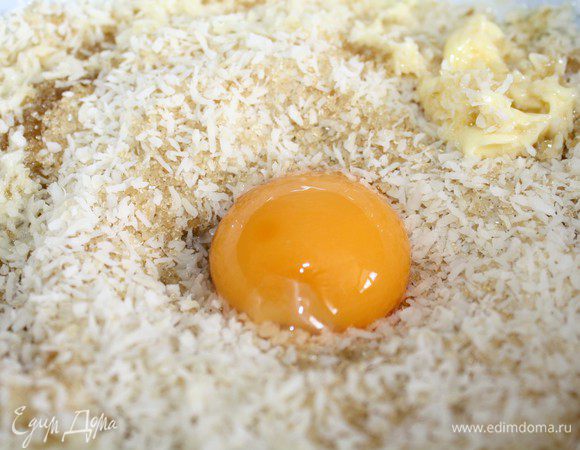 Тем временем приготовить начинку.Кокосовую стружку смешать с сахаром или мёдом,маслом и яичным желтком.Для однородности можно взбить начинку блендером,тогда она будет напоминать кокосовый крем.