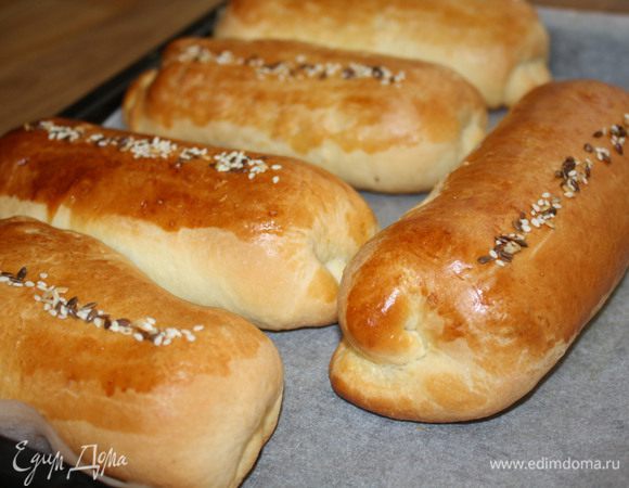 Выложить булочки на противень,застеленный пергаментом,укрыть полотенцем и оставить на 20 минут для расстойки.Поднявшиеся булочки смазать чуть взбитым белком и обсыпать кунжутом.Выпекать при 200*С около 20-25 минут.Немного остудить булочки и подавать к чаю.Приятного аппетита!