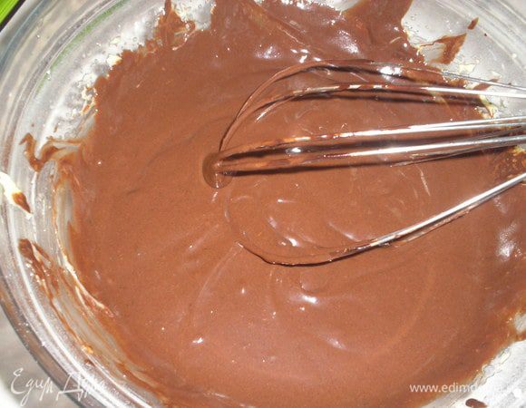 Вводим шоколадную массу в яично-масляную смесь.