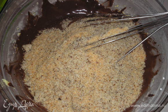Добавляем перемолотые орехи, сухари.(Обычные панировочные сухари можна заменить на остатки кекса, бисквита или перемолотое в крошку печенье).