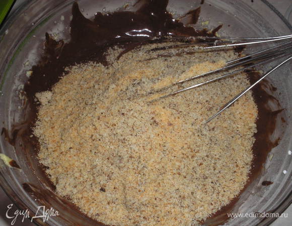Добавляем перемолотые орехи, сухари.(Обычные панировочные сухари можна заменить на остатки кекса, бисквита или перемолотое в крошку печенье).