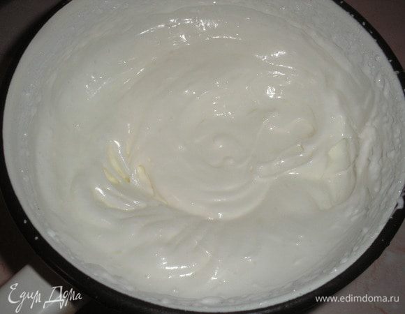 Белки взбиваем в пену, добавляем сахар, взбиваем до мягких пик.