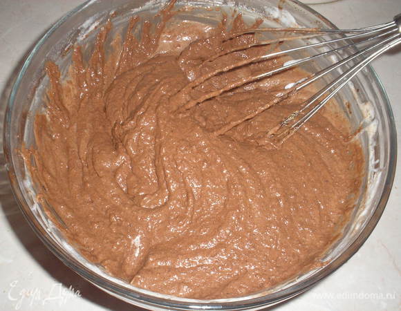Белки добавляем в шоколадную массу.