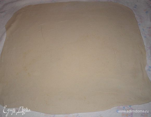 Тесто для штруделя очень тонко раскатываем  в большой прямоугольник на присыпанном мукой полотенце (я на детской пеленке). Тесто должно просвечиватся. Толстые края обрезаем.