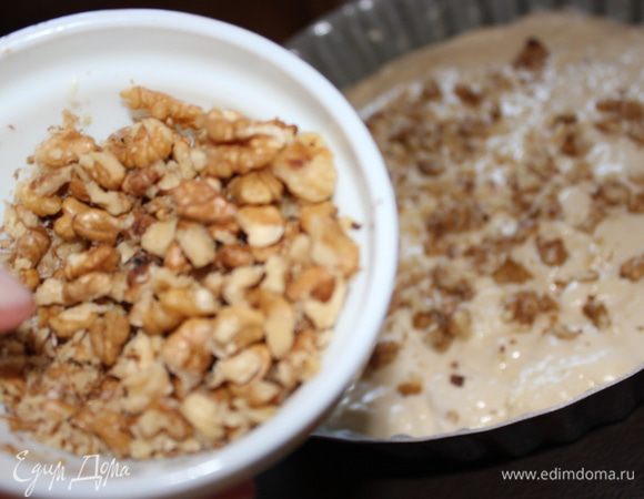 Смазать форму сливочным маслом, присыпать мукой, стряхнуть лишнее. Выложить тесто в форму, засыпать орехами, слегка утопив их в тесте. Выпекать в разогретой до 200 градусов духовке 40-45 минут. 