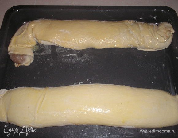 Переложить штрудель на противинь, смазать второй половиной сливочного масла. Выпекать при темп.200 гр 30 минут.