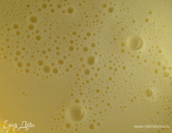 Яйца разделить на белки и желтки. Желтки растереть с сахаром, влить молоко и перемешать.