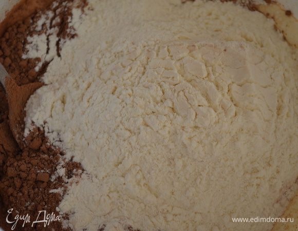 Добавить муку, какао и соду. Все перемешать. 