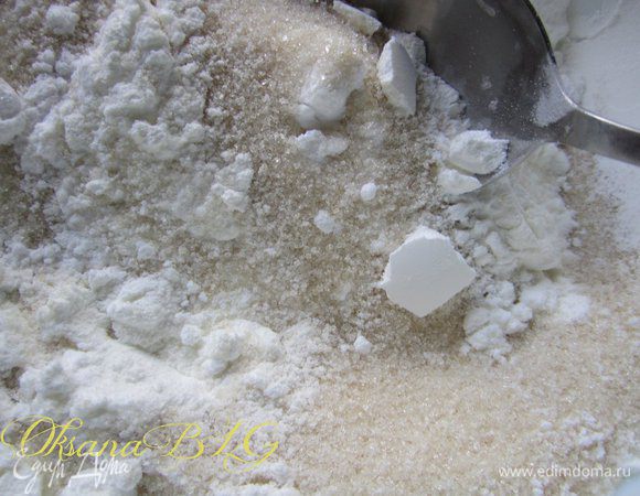 Крем. Сахар смешать с крахмалом. Молоко прокипятить, 100 г молока отделить и охладить.