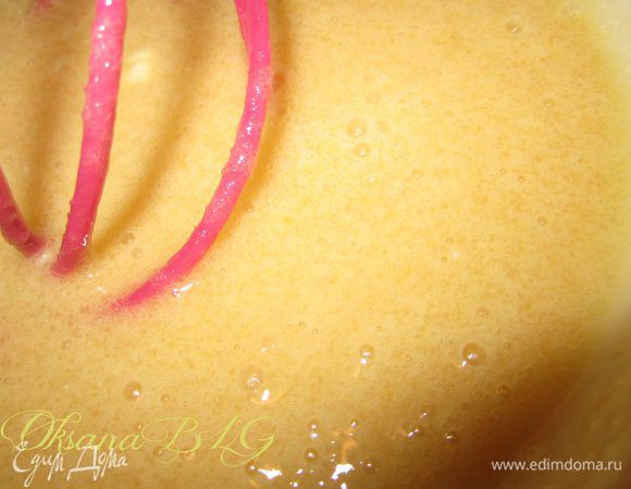 К сахару с крахмалом добавить яйца, перемешать, добавить 100 г молока.