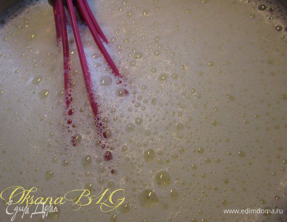 Варить на низком огне, постоянно помешивая, до закипания. После закипания держать на низком огне 5 минут. Убрать с плиты, охладить.