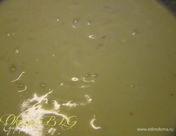 Сливки взбить, ввести в заварной крем. В получившийся крем ввести желатин, взбить. Для того чтобы желатин в креме не застыл раньше времени и не взялся нитками, крем не должен быть очень холодным, и желатин должен быть теплым.