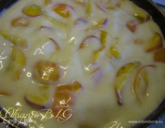 Получившийся крем вылить на корж, выложить персики, поставить в холодильник.