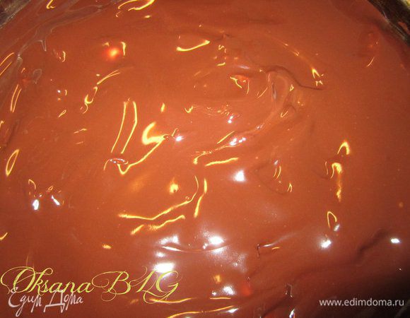 Шоколад, масло растопить, добавить сметану, перемешать. Получившуюся глазурь вылить в форму. Торт поставить в холодильник на 3 часа.