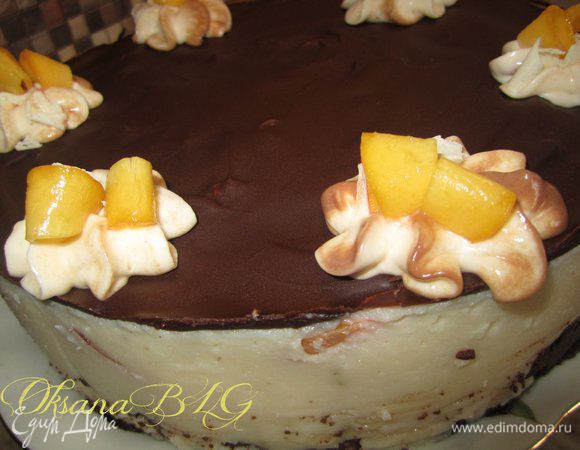 Украсить взбитыми сливками и персиком.