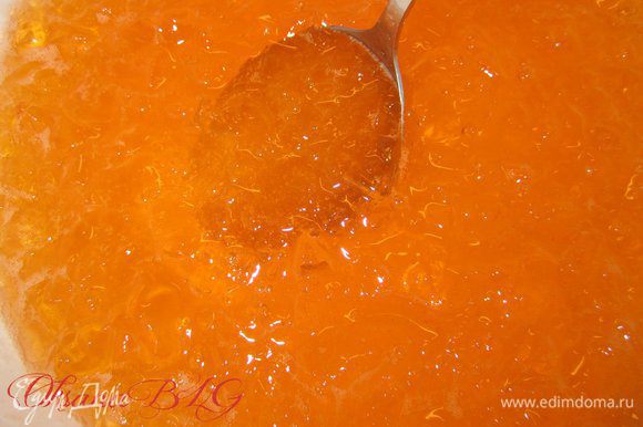 Приготовить персиковое желе согласно инструкции, уменьшив количество воды на 100 мл. Поставить в холодильник, чтобы желе застыло до состояния жидкого киселя.