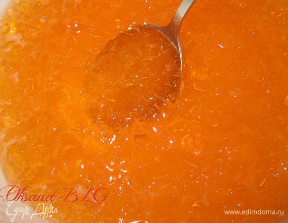 Приготовить персиковое желе согласно инструкции, уменьшив количество воды на 100 мл. Поставить в холодильник, чтобы желе застыло до состояния жидкого киселя.