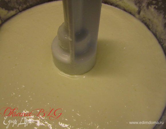 Сметану, творог, сахар взбить в комбайне.