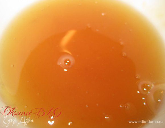 Желатин залить горячей водой(100 мл)дать постоять 5 минут, перемешать чтобы разошлись все крупинки. Желатин ввести в крем. Все хорошо взбить.