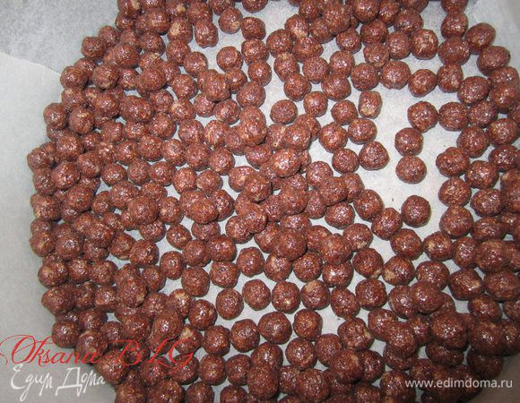 В разъемную форму выложить половину шоколадных шариков.