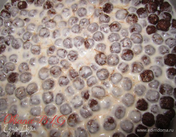 Крем условно разделить на 4 части. Залить 1 частью крема. Поставить на 5 минут в морозилку.