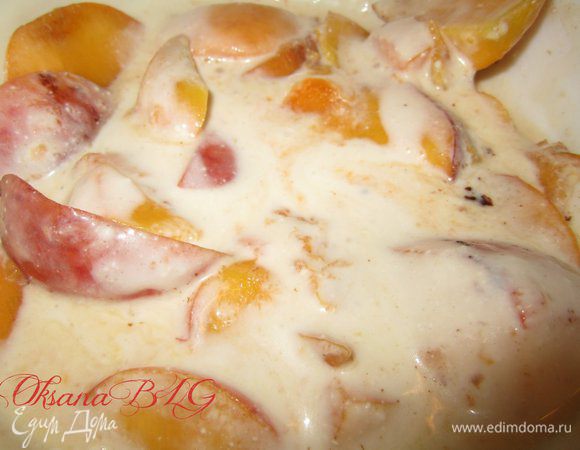 Залить еще 1 часть крема, выложить половину персиков, предварительно вымытых, и порезанных на средние кусочки.