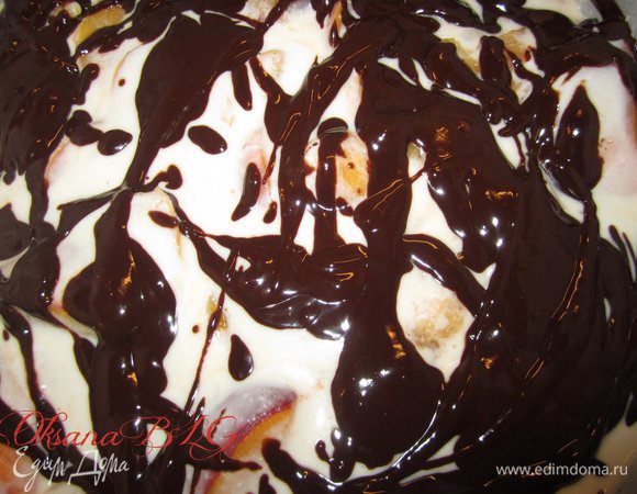 Нанести половину шоколадной глазури.