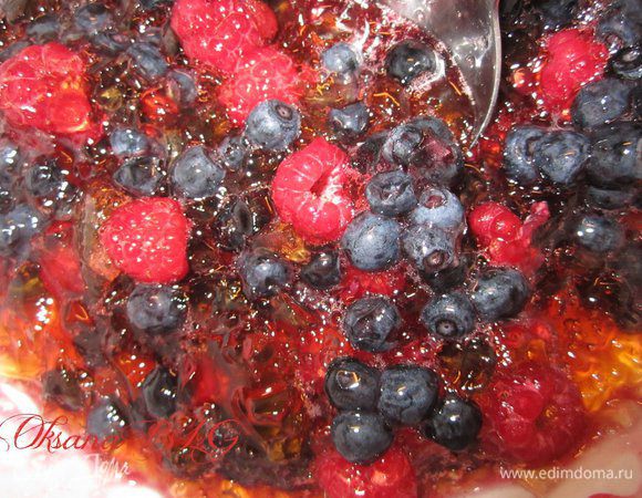 В желе добавить ягоду, аккуратно перемешать.