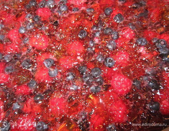 Выложить на шоколадную глазурь.