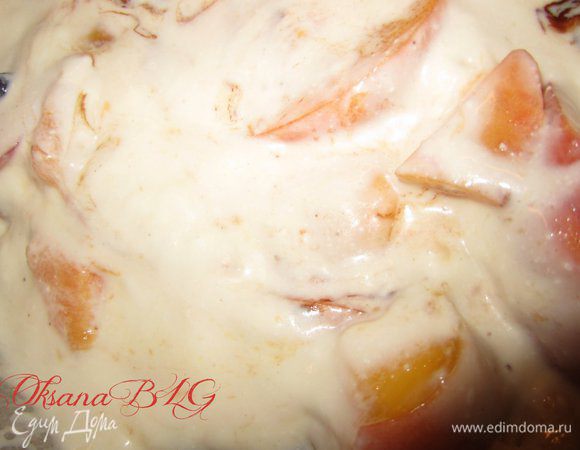 Залить еще одну часть крема, выложить персики.