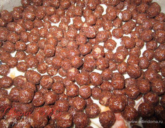 Выложить шоколадные шарики.