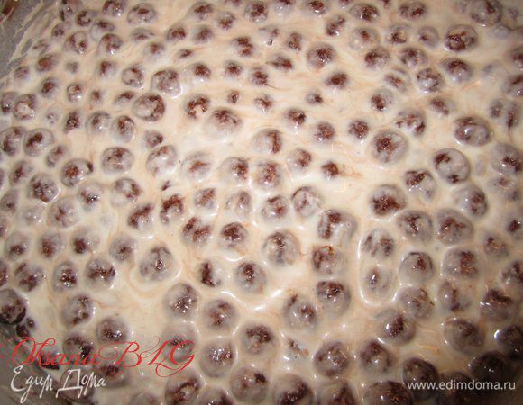 Залить оставшийся крем. Поставить в холодильник на 3-4 часа.