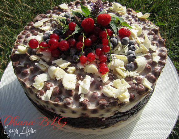 После охлаждения аккуратно снять бортики, выложить торт на блюдо, можно перевернуть или аккуратно переместить. Украсить по желанию.