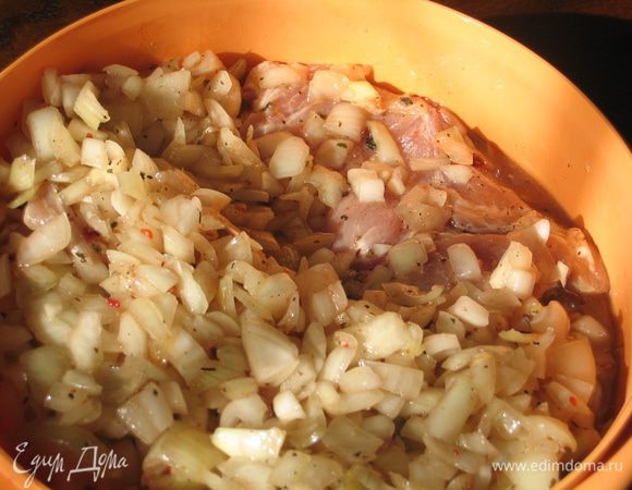 Летом у нас наготове всегда имеется маринованное мясо...стоит в холодильнике и ждет своего часа. Маринад очень простой: много-много лука, соль, перец, травы и водка. Кстати, водка предотвращает гниение и мясо остается свежим долгое время