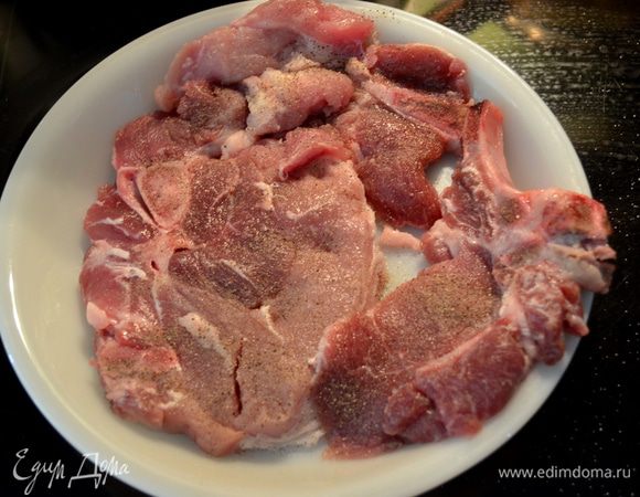 Разогреть духовку до 430гр.
Снять ножом у отбивных жирные края.
Посолить и поперчить.